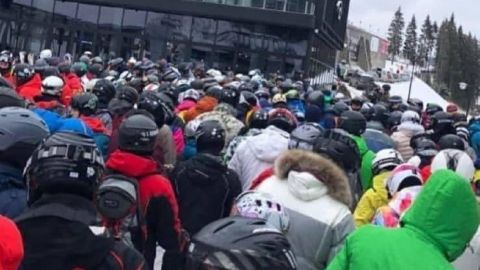 Локдаун в Буковеле: толпы отдыхающих и очереди на подъемники показали на видео