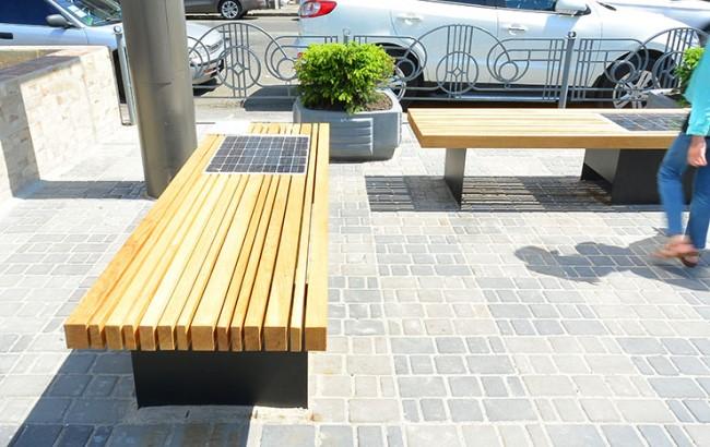 В Киеве вместо МАФов установили скамейки с солнечными батареями