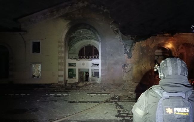 Россияне ночью обстреляли вокзал в Константиновке, есть раненая и разрушения