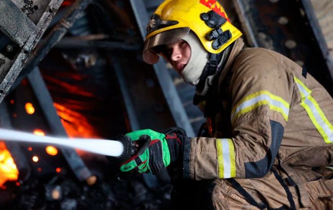 Ракетний удар по Дніпру: кількість постраждалих зросла, масштабну пожежу ліквідували