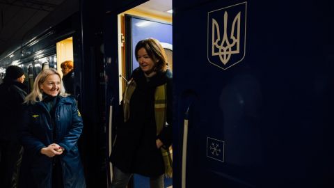 Глава МЗС Словенії прибула до Києва