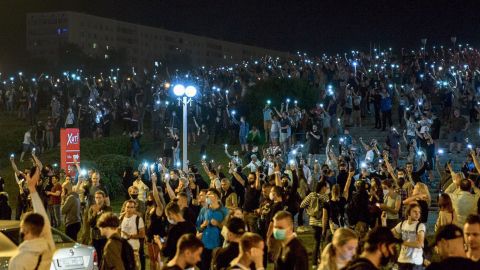 Стреляли в спину, женщин били ногами: видео и фото самой жесткой ночи в Беларуси