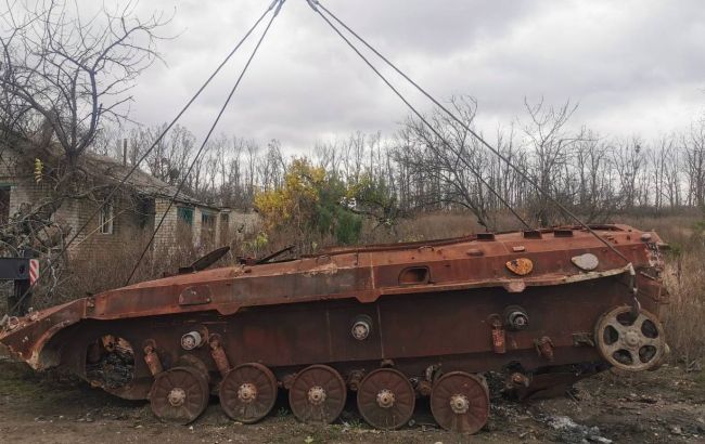 В Украине начали очищать земли от металлолома россиян: что делают с техникой