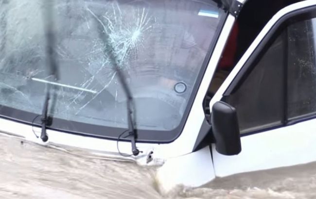 На Закарпатті автомобіль злетів у річку, є постраждалі