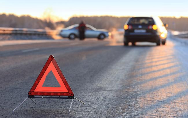У Києві на Столичному шосе автомобіль збив двох пішоходів