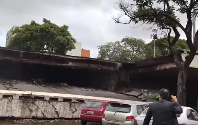 В Бразилии часть эстакады обрушилась на автомобили и ресторан