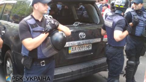 Активисты под стенами Рады повредили автомобиль одного из нардепов