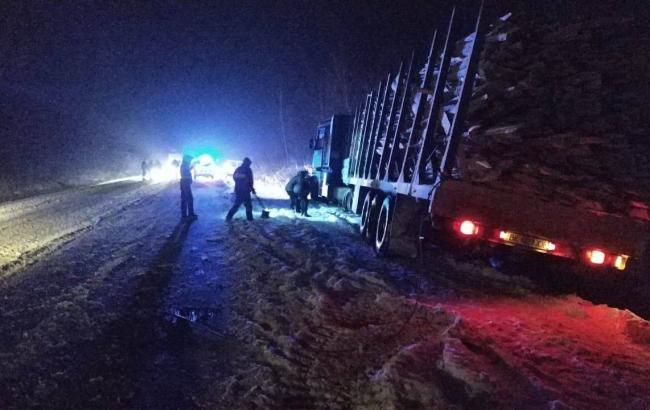 Спасатели сообщили о ситуации на дорогах Украины в связи со снегопадами