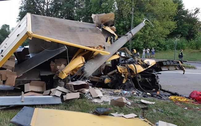 В Ровно автомобиль врезался в электроопору, погиб человек