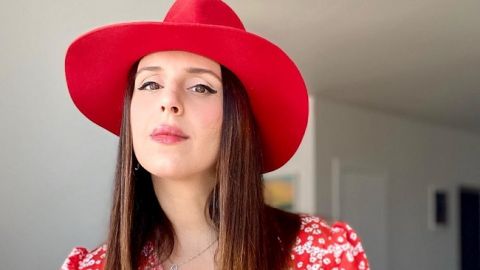 Невероятно красивая: Джамала в красном платье и шляпке показала "карантинную моду"
