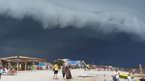 Кирилівку накрив грозовий комір: приголомшливе відео небесного "цунамі"