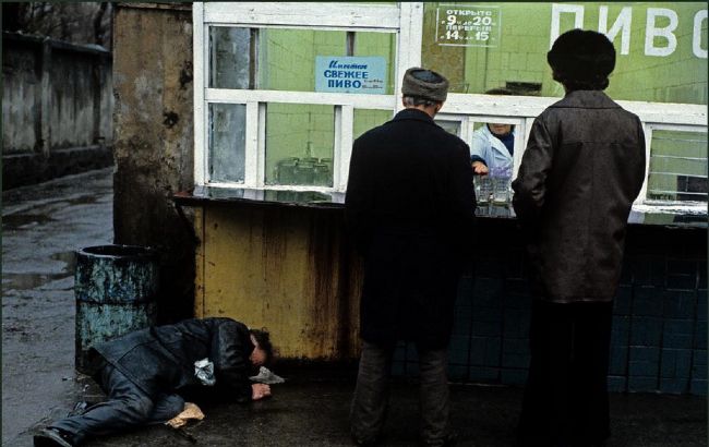 Появились правдивые фото жизни "алкашей" в СССР. На них сложно смотреть без ужаса