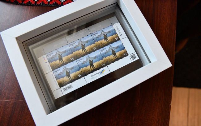 Принц Чарльз помолился за Украину и получил в подарок марку с "русским кораблем"