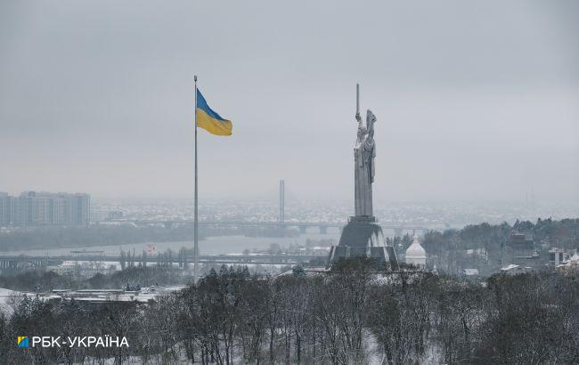 На востоке дожди и мокрый снег, а в Карпатах порывы ветра: погода на завтра