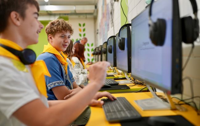 IT-клас у підземній школі: Betking Foundation передав техніку для ліцею в Харкові