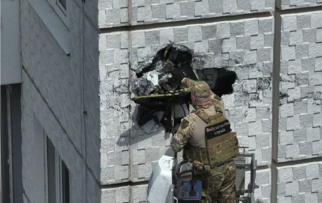 Застряг у стіні висотки: в Одесі дістали нерозірвану частину "шахеда"