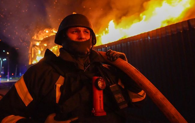 У Харкові внаслідок дронових ударів спалахнули масштабні пожежі