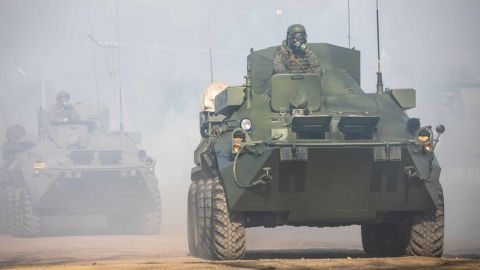У Херсоні окупанти на БТР обстріляли пожежну машину