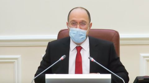 Кабмин ограничил зарплаты руководителей госпредприятий на время карантина