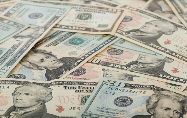 НБУ повысил официальный курс доллара до максимума за 8 месяцев