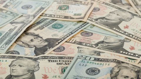 Курс долара виріс ще на 20 копійок і оновив максимум з квітня минулого року