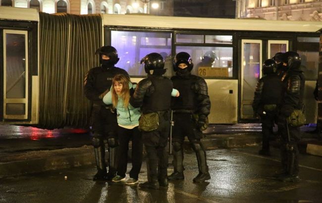 Загнали жінок і дітей: в мережі спливли жорсткі фото затримання людей на протестах у Москві