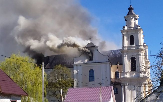 В Беларуси горит Будславский костел, обрушилась крыша здания