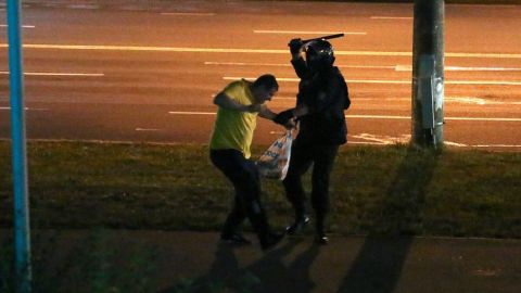 Помолитесь за Беларусь: появились говорящие фото самой жесткой ночи протестов