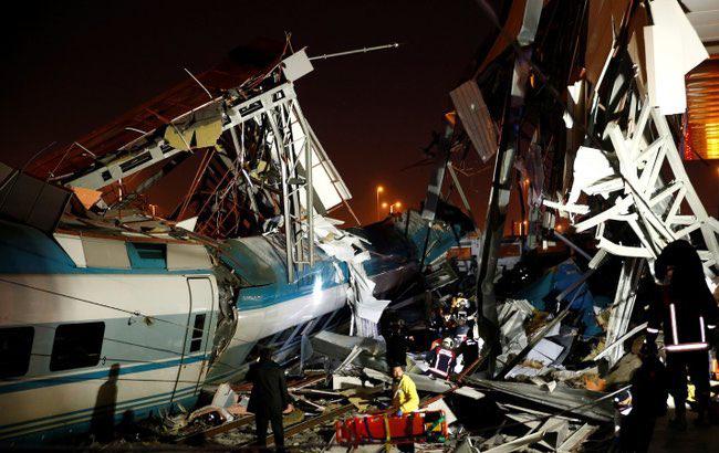 Число погибших в аварии поездов в Анкаре возросло до 9