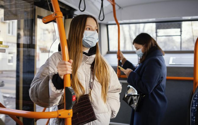 Медики розповіли, як не підчепити коронавірус в громадському транспорті