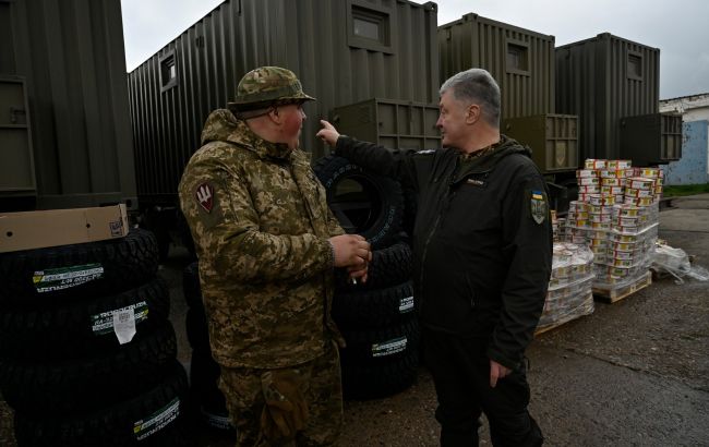 Порошенко: зараз немає нічого важливішого, ніж забезпечити армію зброєю, технікою і грошима