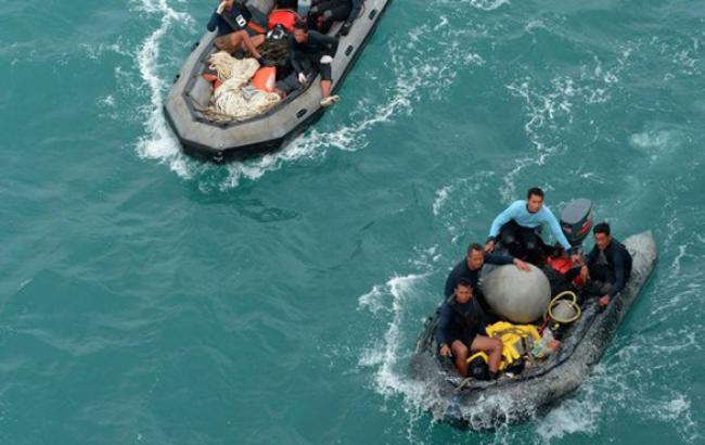 Индонезийские спасатели обнаружили второй "черный ящик" самолета AirAsia
