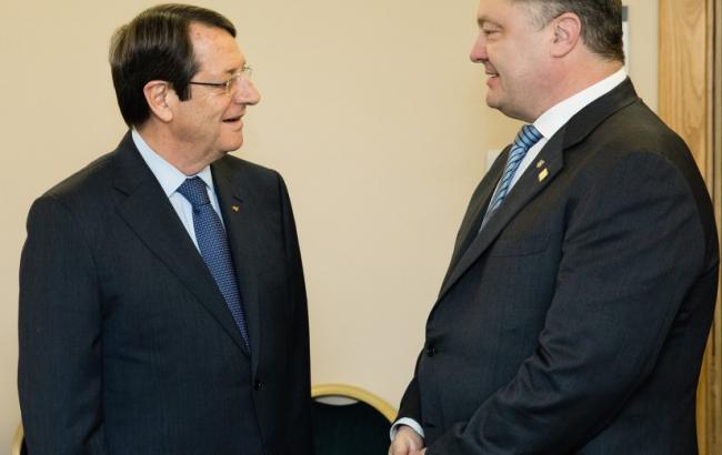 Переобраний президент Кіпру запросив Порошенка на зустріч