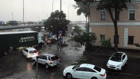 Из-за урагана Киев сковали пробки