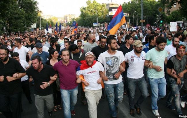 В Ереване активисты двинулись к администрации Президента