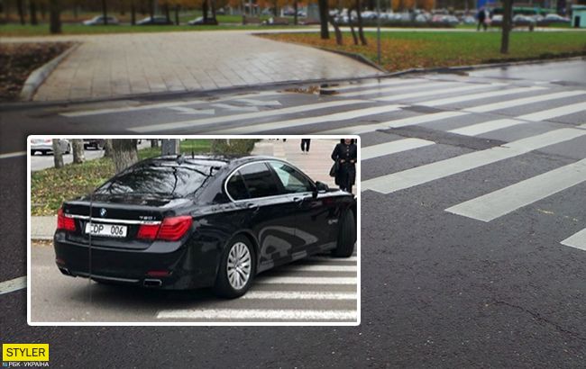 Немного нарушала: в Херсоне заметили авто посла Германии, припаркованное на "зебре" (фото)