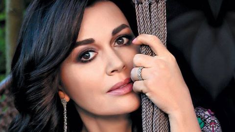 Заворотнюк прервала длительное молчание и показала фото с мужем