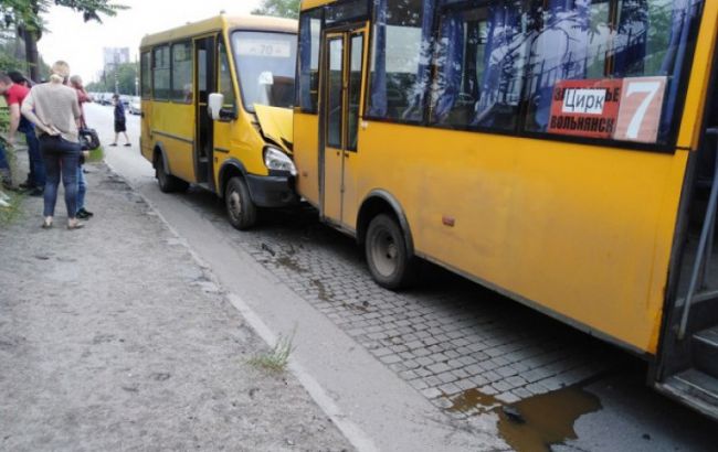 В Запорожье столкнулись две маршрутки, есть пострадавшие