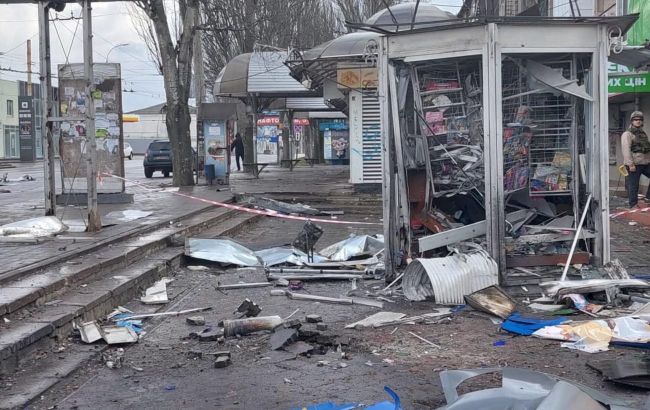 Обстріл зупинки у Херсоні: росіяни завдали 17 ударів, серед постраждалих - підліток