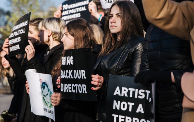 У Франції провели акцію на підтримку Сенцова