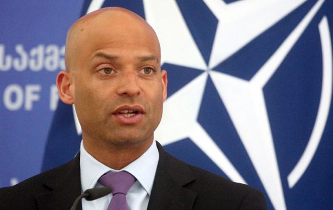 Россия чувствует, что окружена, - НАТО