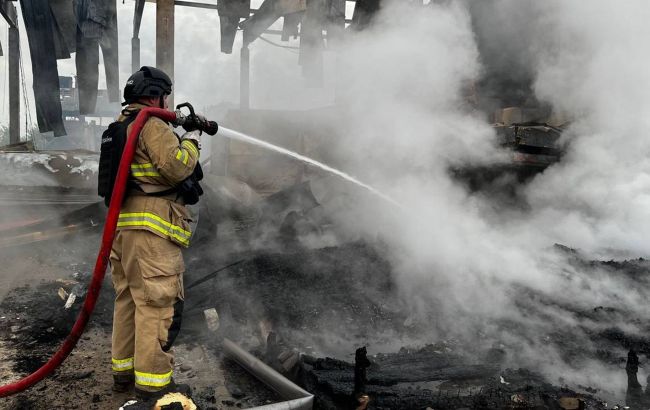 Сильні пожежі і пошкоджений будинок: які наслідки обстрілу Чернігова та області