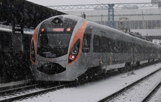 Негода не вплинула на графік руху поїздів, - "Укрзалізниця"