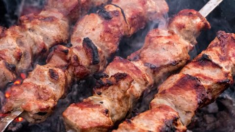 З якого м'яса шашлик самий шкідливий для здоров'я: експерти дали відповідь