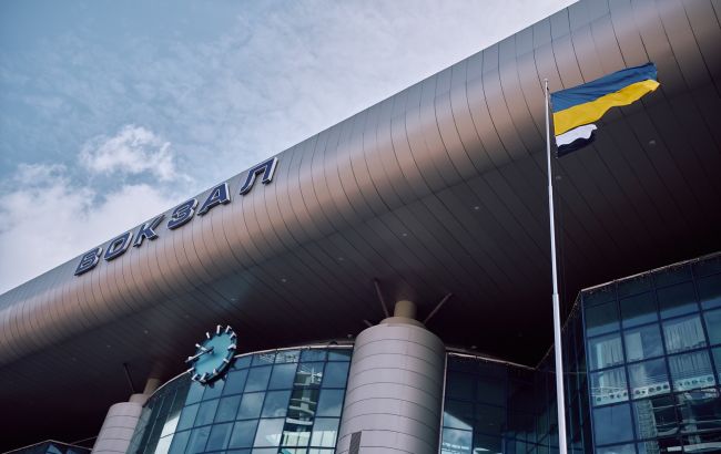 Над железнодорожными вокзалами в Украине появился новый флаг: что он означает