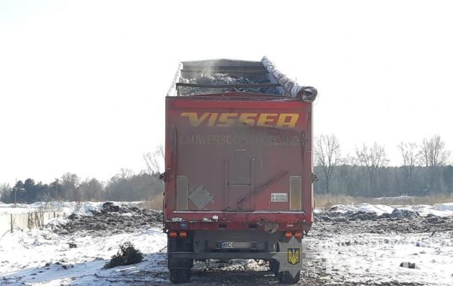В Киевской области задержали две фуры со львовским мусором