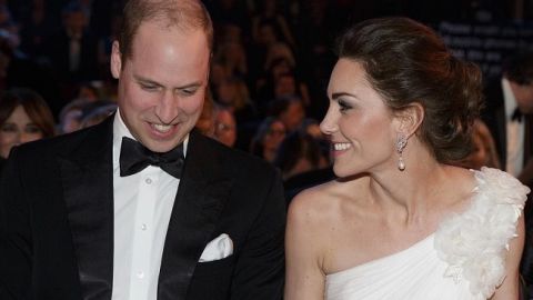 Ваша світлість: Кейт Міддлтон блищить в ефектному білосніжному вбранні демократичної марки