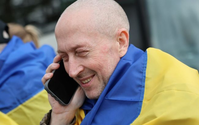"Я всегда надеялся": первые эмоциональные кадры возвращения украинских военных из плена