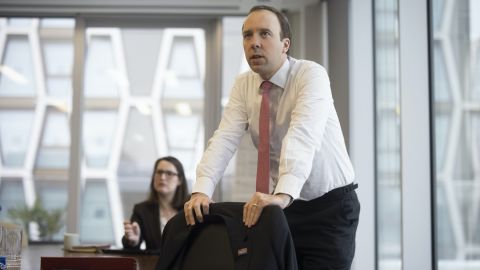 Будет как грипп: правительство Британии надеется взять COVID под контроль к концу года