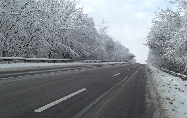 Водителей предупреждают о заснеженных дорогах в Украине